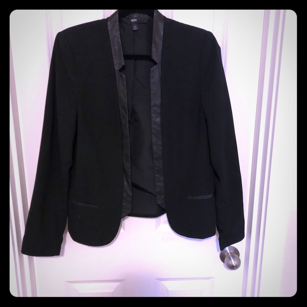 Women’s fitted blazer with leather trim
